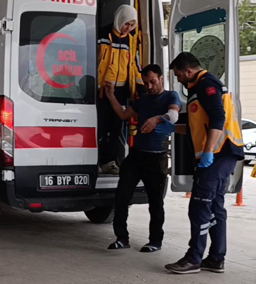 İnegöl’de su yüklü tır yamaca devrildi: 1 yaralı
