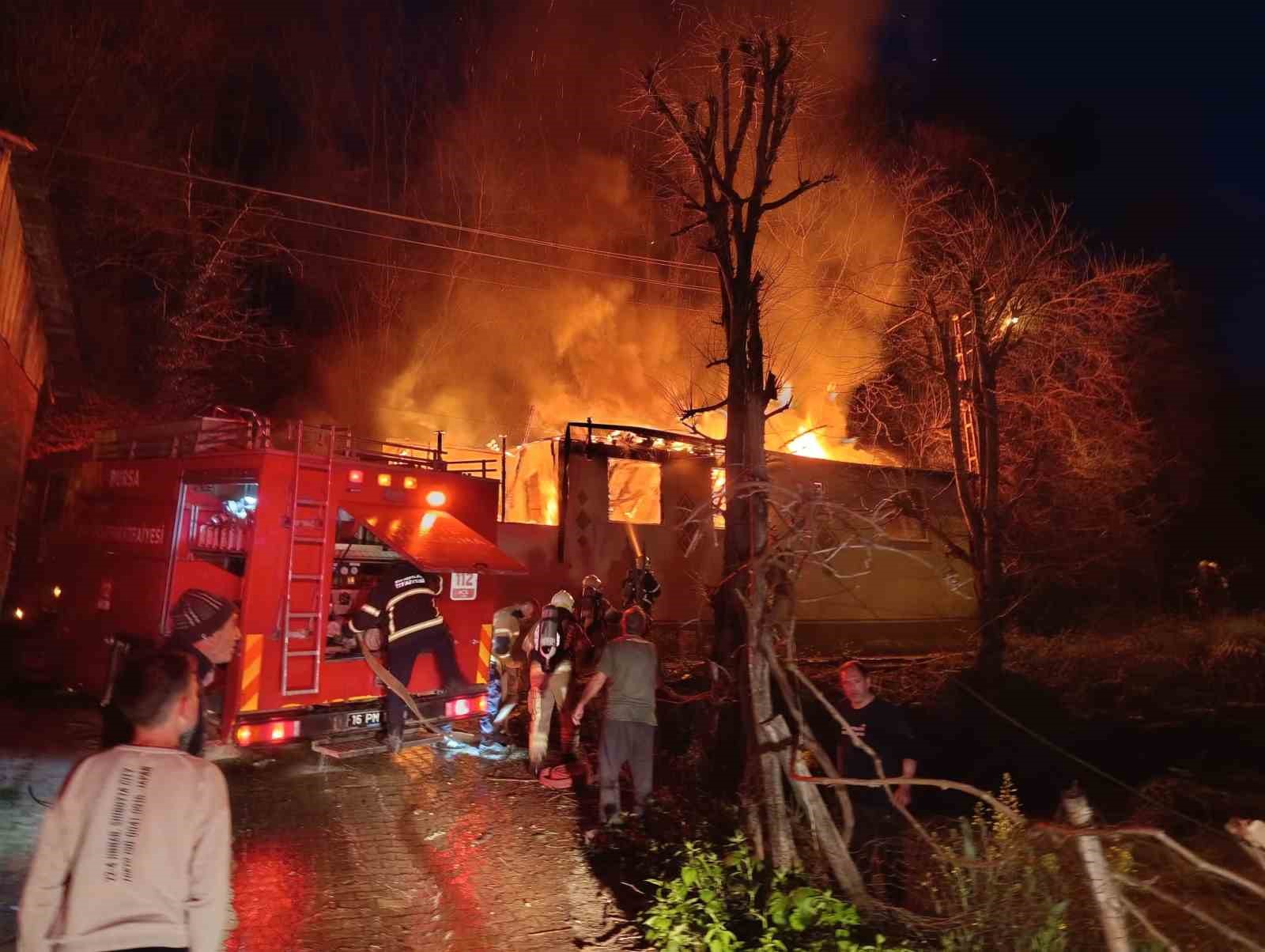 İnegöl’de tek katlı ev alev alev yandı
