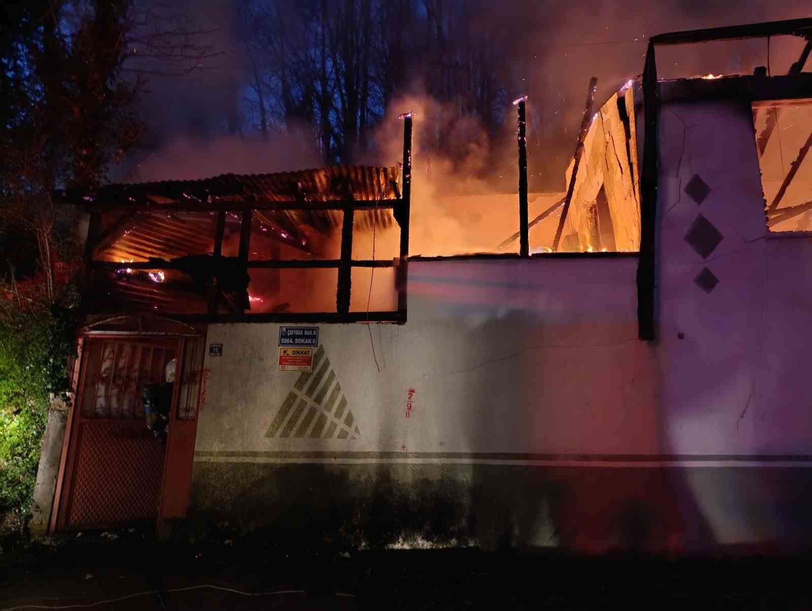 İnegöl’de tek katlı ev alev alev yandı
