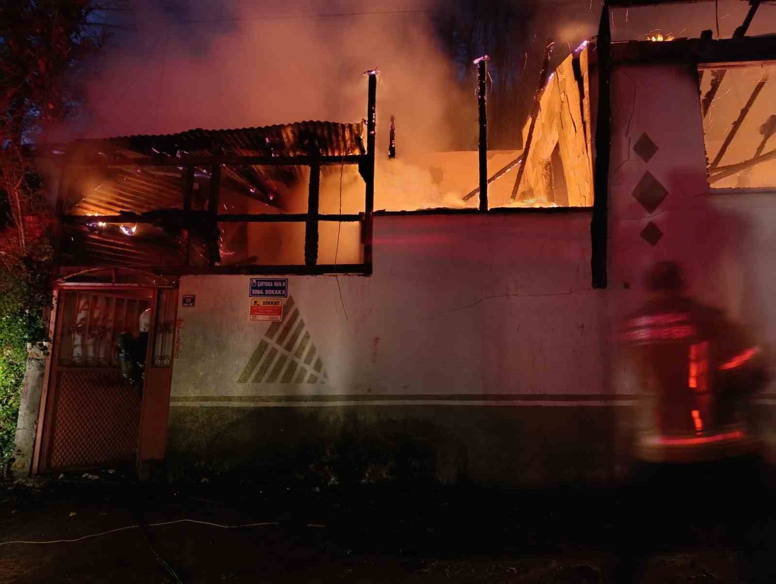 İnegöl’de tek katlı ev alev alev yandı
