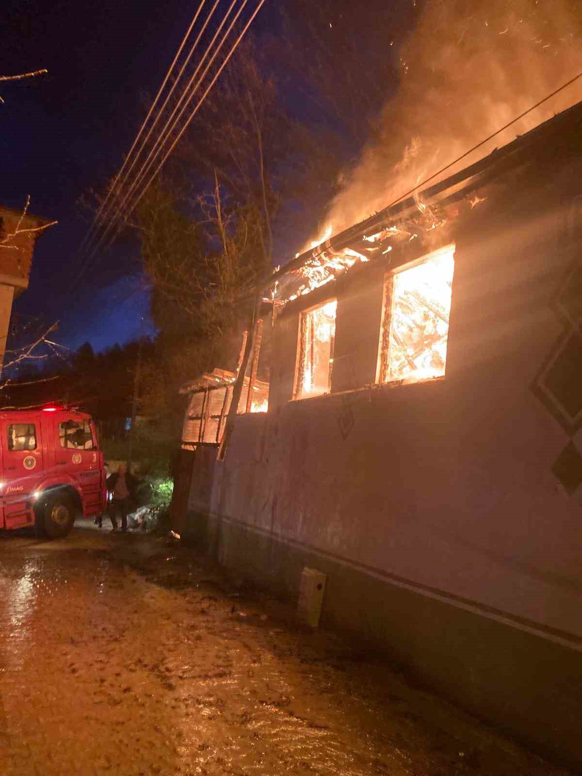İnegöl’de tek katlı ev alev alev yandı
