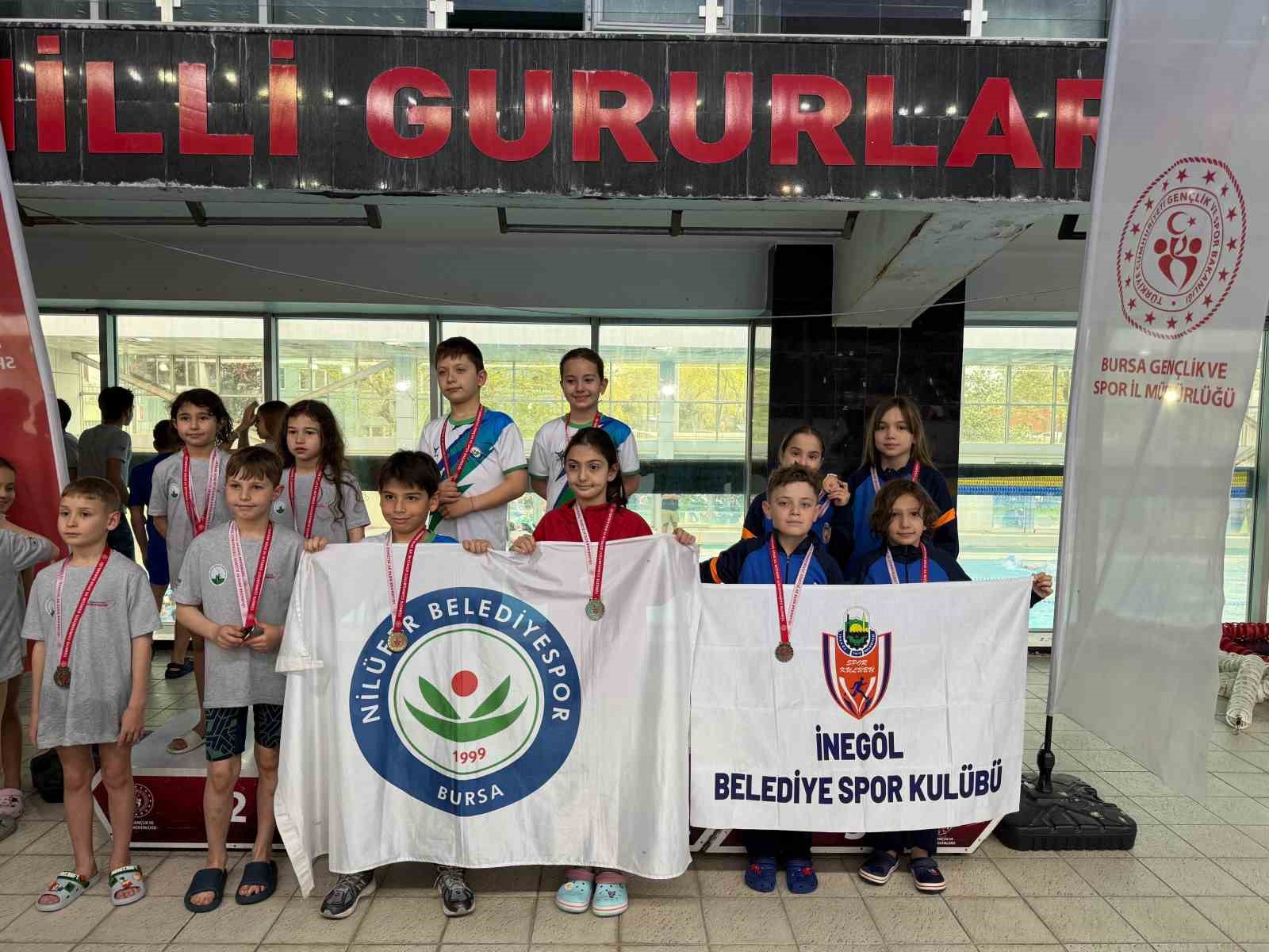 İnegöllü minik yüzücülerden 18 madalyalık gurur
