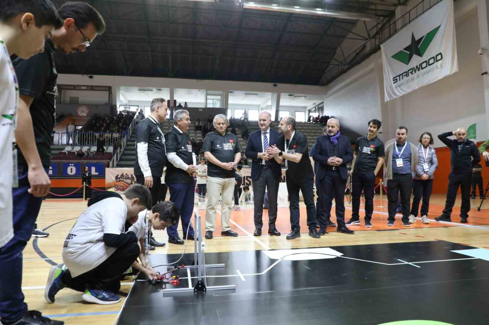 İnegöl’ün mucitleri robotlarını yarıştırdı
