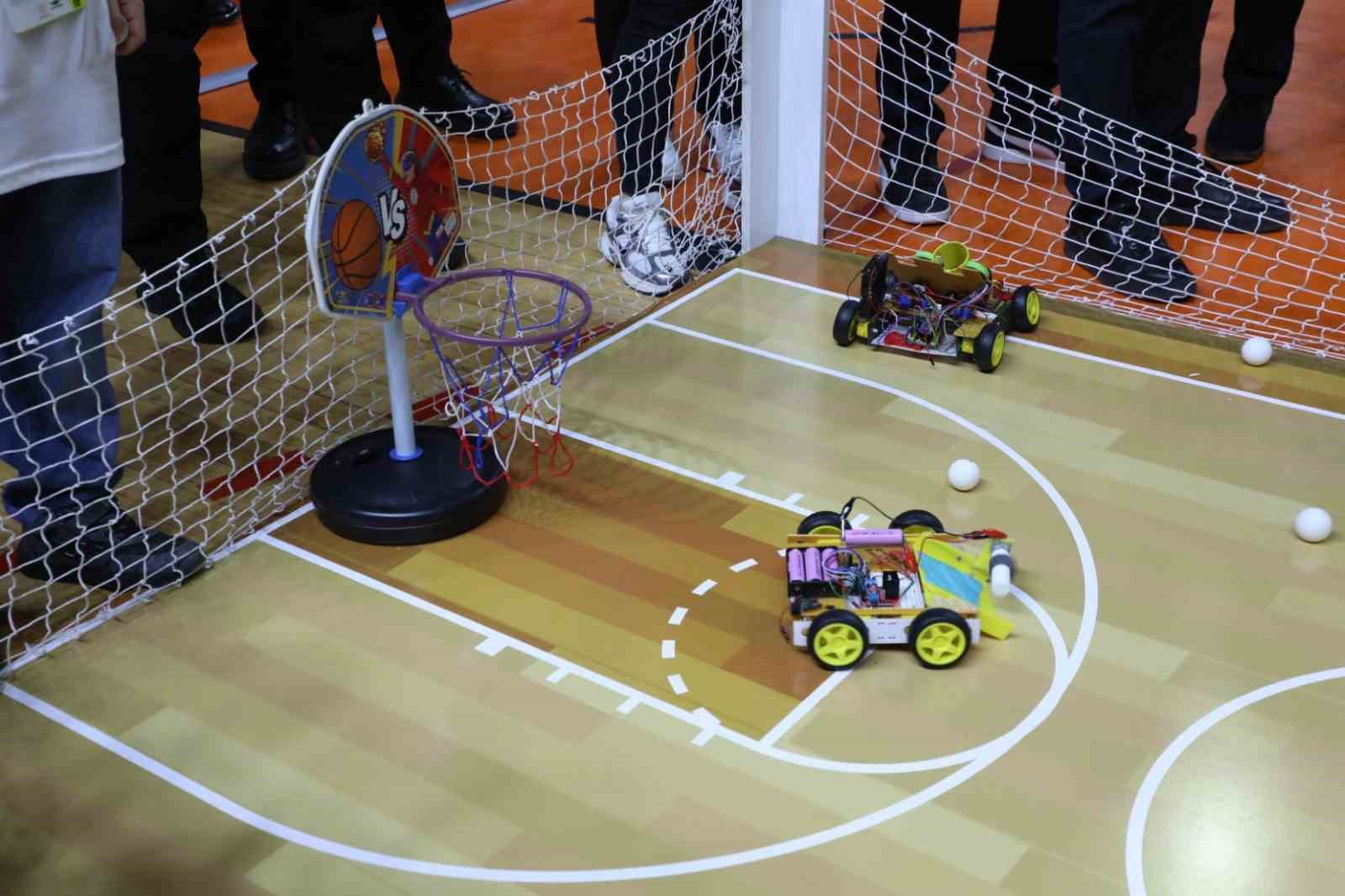 İnegöl’ün mucitleri robotlarını yarıştırdı
