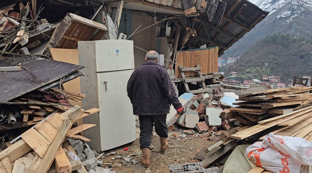İneklerine ot vermek için geldiği ahırda heyelandan son anda kurtuldu
