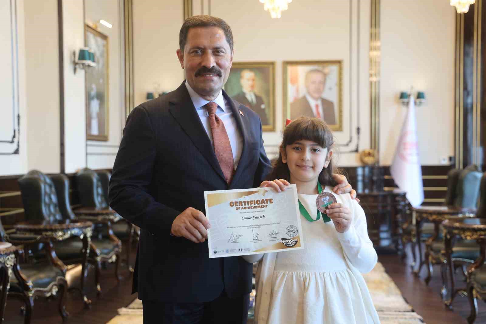 İngilizce olimpiyatında dünya üçüncüsü olan şehit kızı, söyledikleriyle valiye duygusal anlar yaşattı
