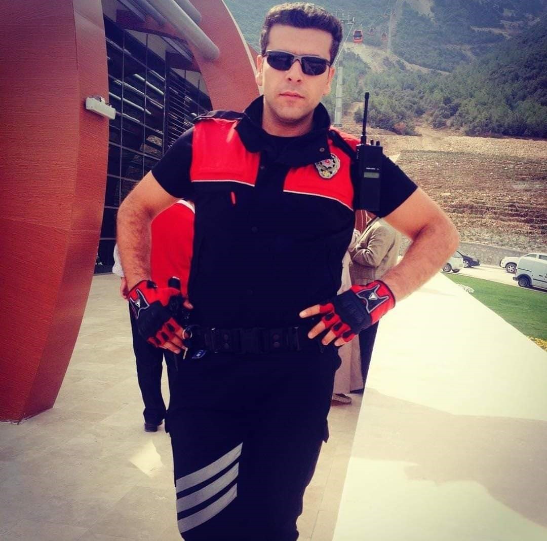 İngilizce olimpiyatında dünya üçüncüsü olan şehit kızı, söyledikleriyle valiye duygusal anlar yaşattı
