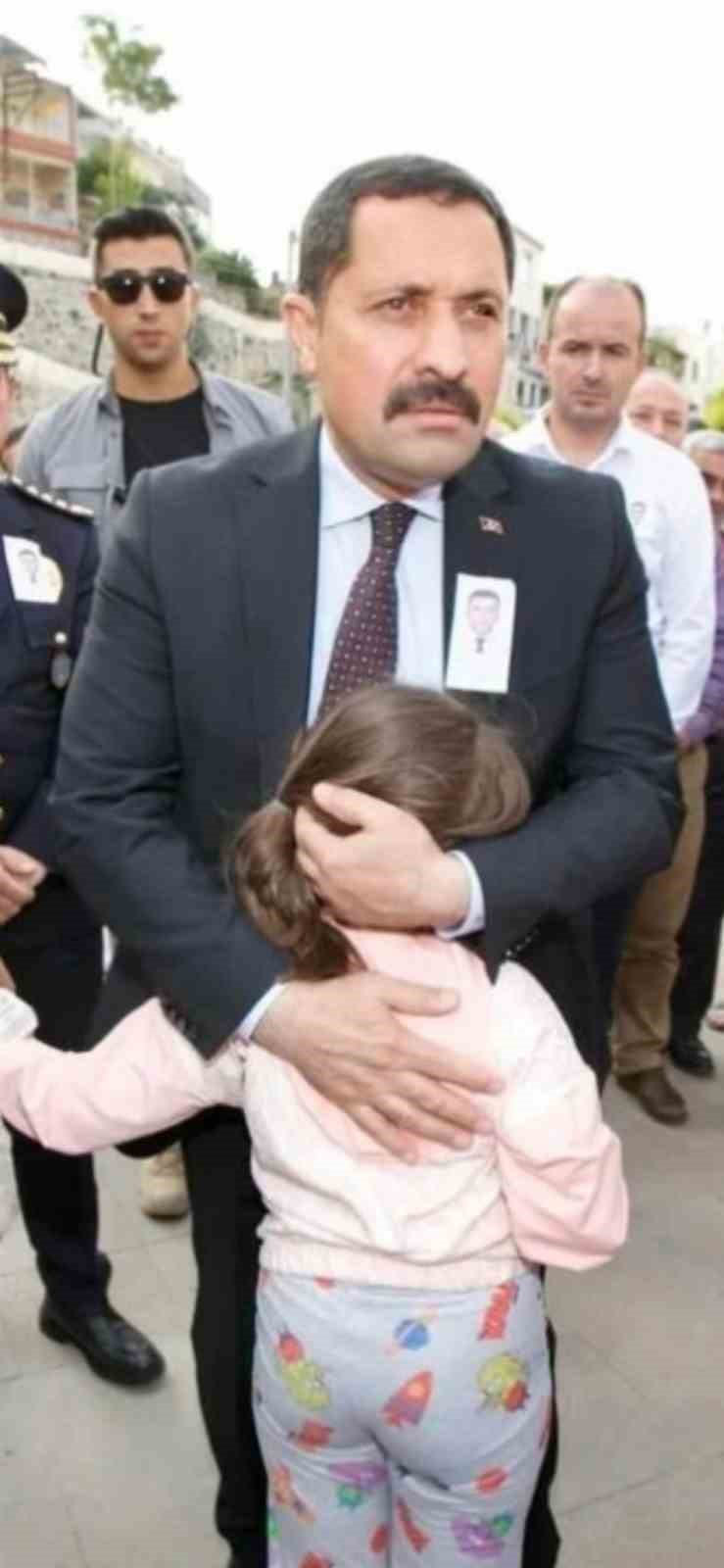 İngilizce olimpiyatında dünya üçüncüsü olan şehit kızı, söyledikleriyle valiye duygusal anlar yaşattı
