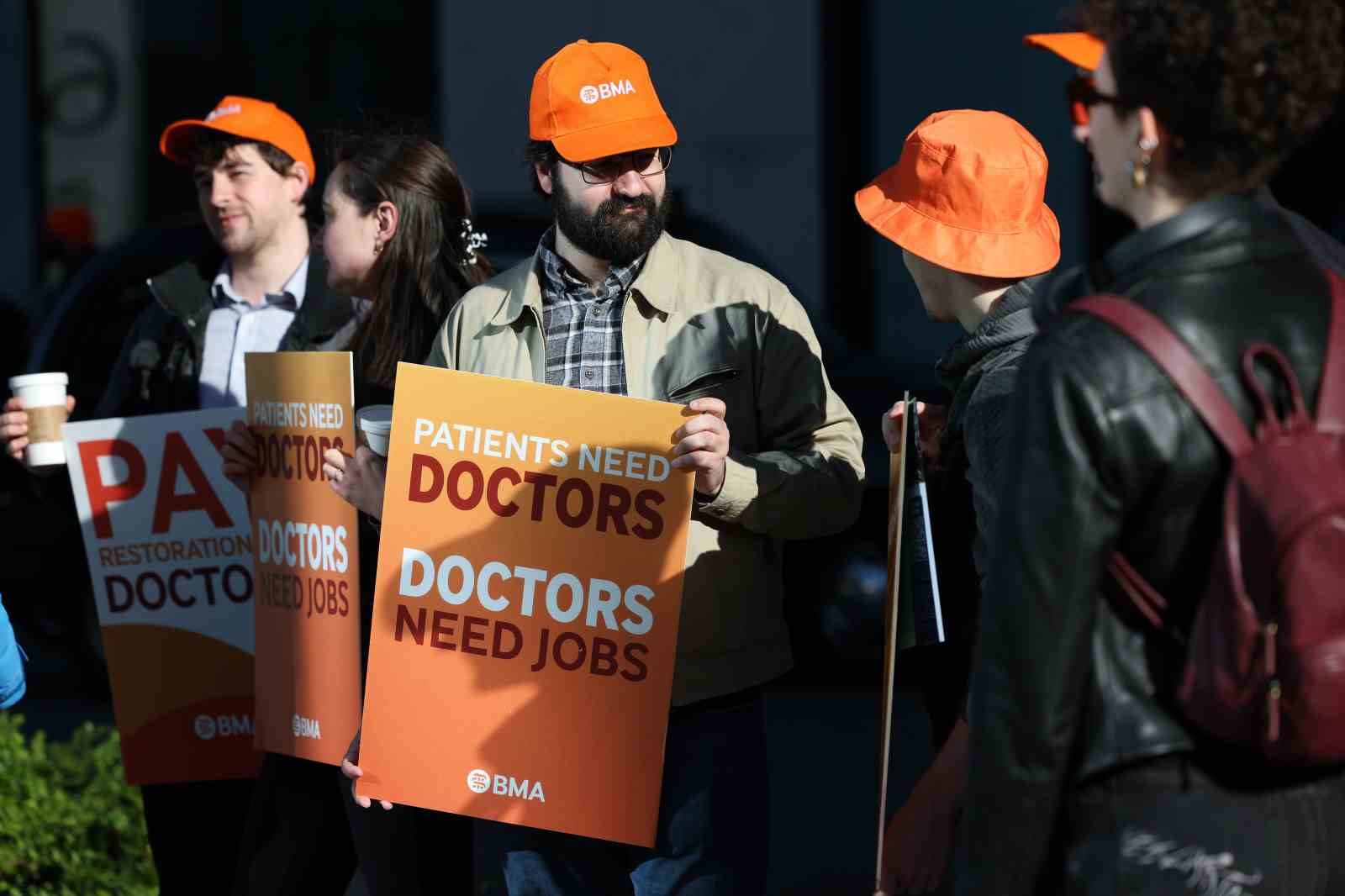 İngiltere’de doktorlardan 6 günlük iş bırakma eylemi
