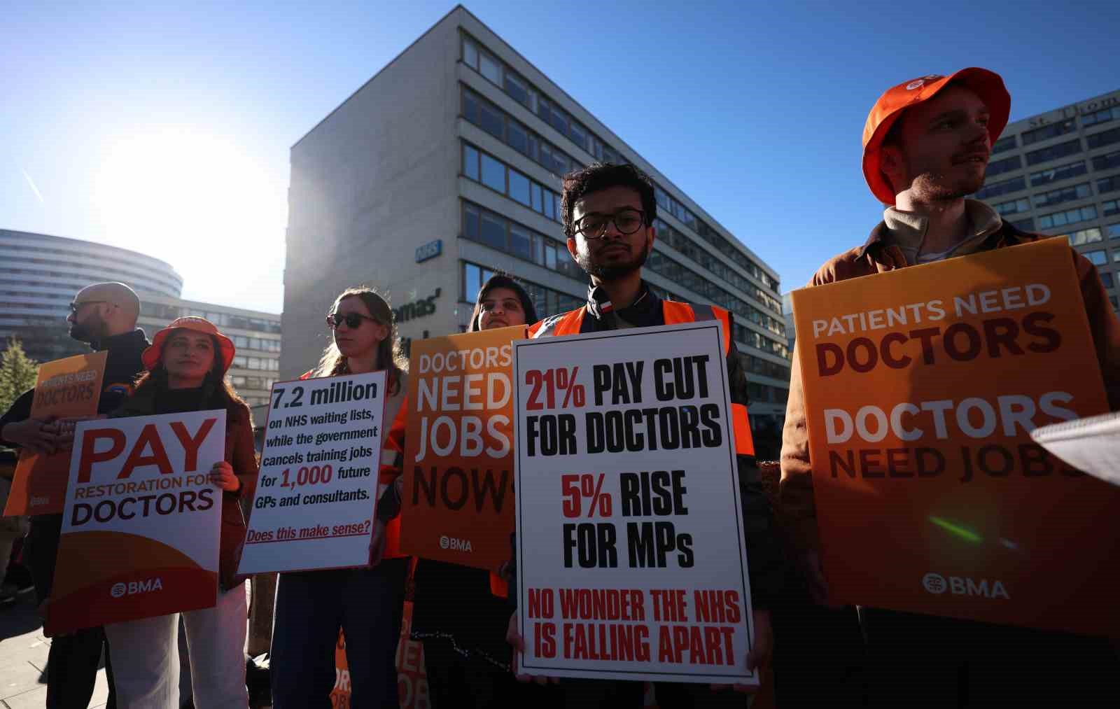 İngiltere’de doktorlardan 6 günlük iş bırakma eylemi
