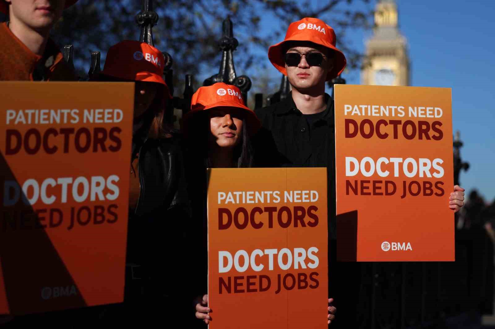 İngiltere’de doktorlardan 6 günlük iş bırakma eylemi
