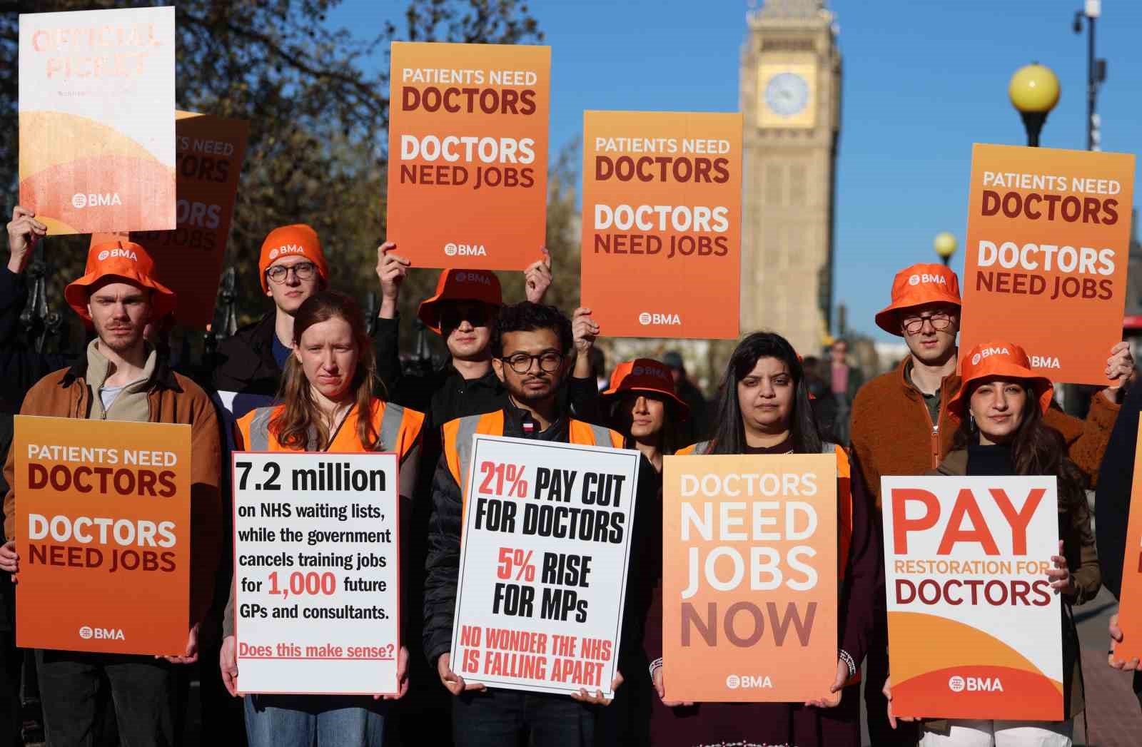 İngiltere’de doktorlardan 6 günlük iş bırakma eylemi
