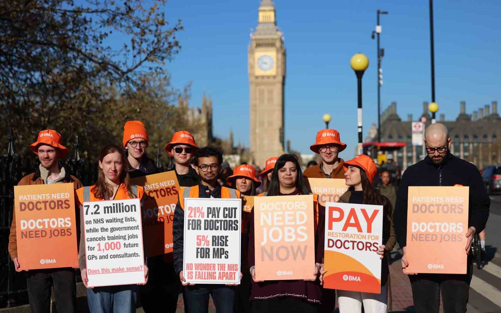 İngiltere’de doktorlardan 6 günlük iş bırakma eylemi
