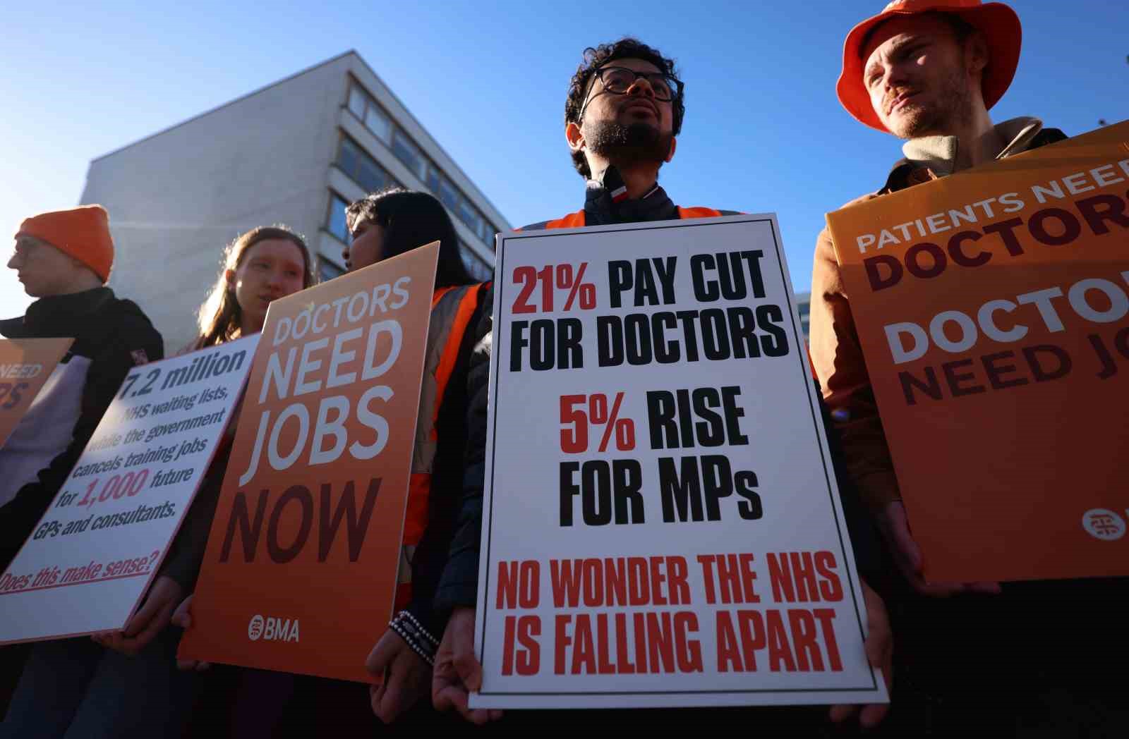 İngiltere’de doktorlardan 6 günlük iş bırakma eylemi
