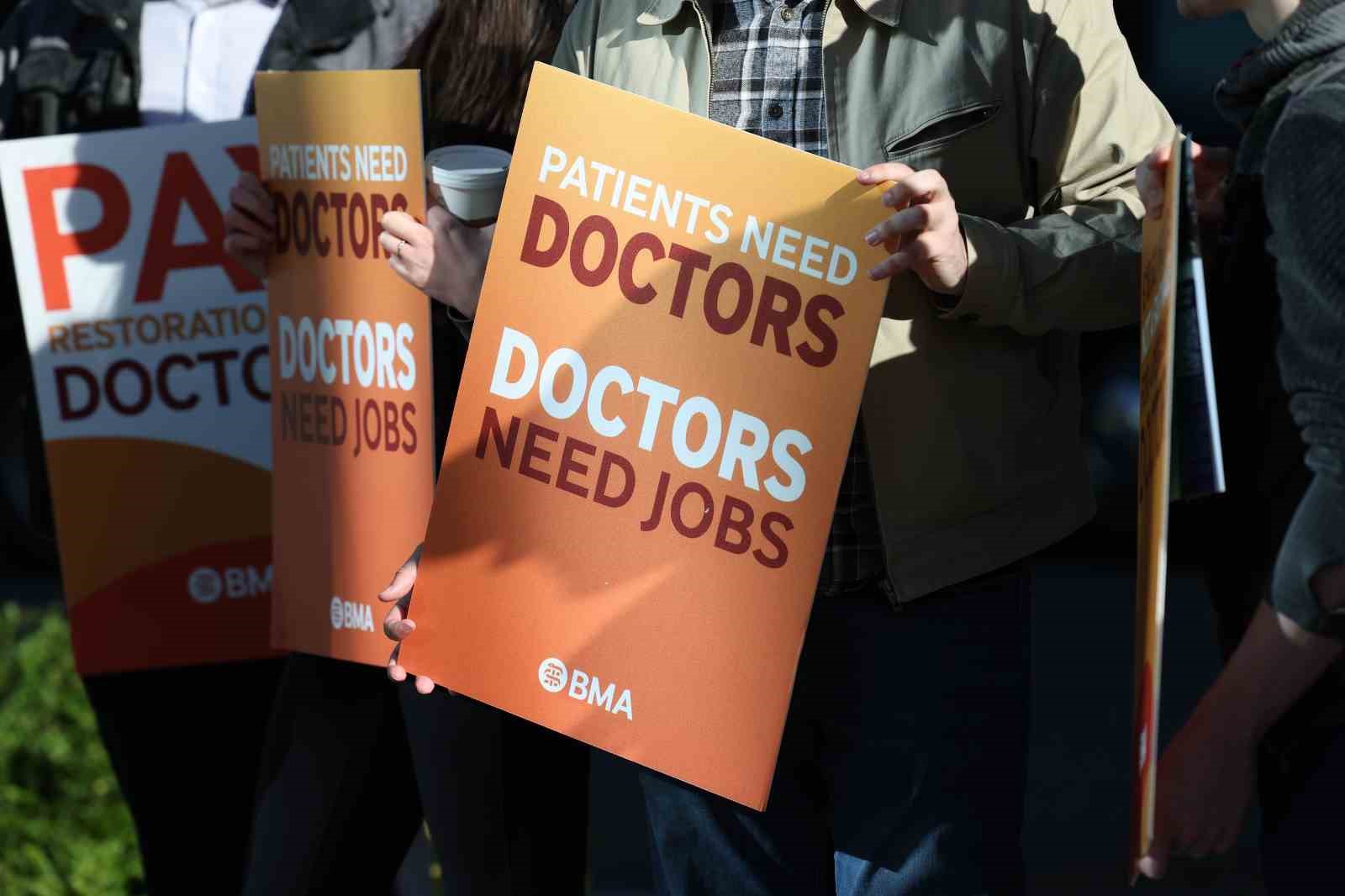 İngiltere’de doktorlardan 6 günlük iş bırakma eylemi
