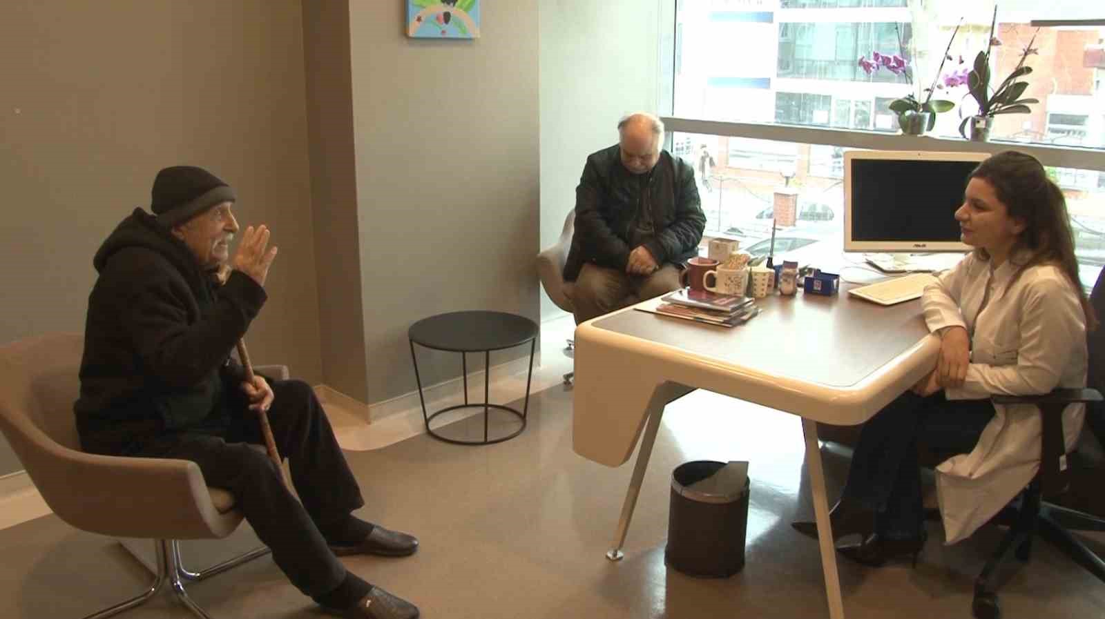 İnme geçiren 91 yaşındaki hastaya başarılı müdahale, uzmanlardan uyarı: "Dakikanın önemi var"
