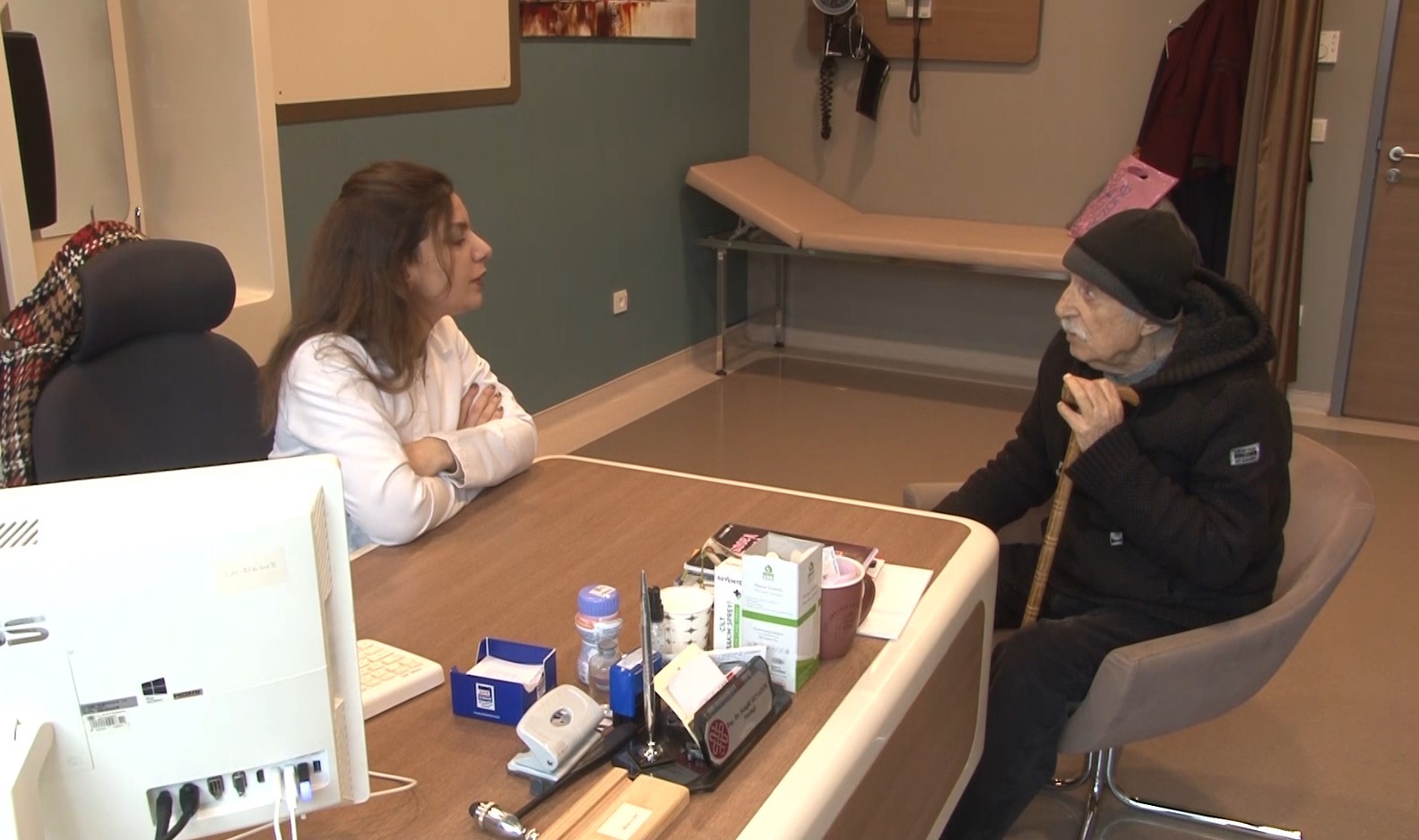 İnme geçiren 91 yaşındaki hastaya başarılı müdahale, uzmanlardan uyarı: "Dakikanın önemi var"
