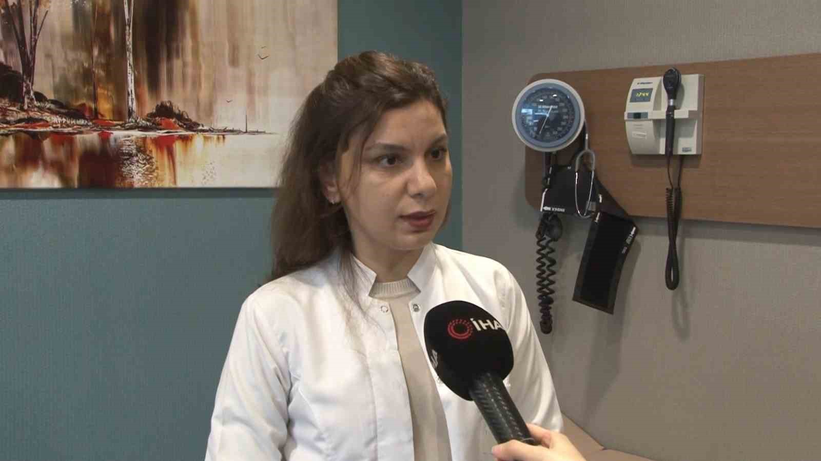 İnme geçiren 91 yaşındaki hastaya başarılı müdahale, uzmanlardan uyarı: "Dakikanın önemi var"
