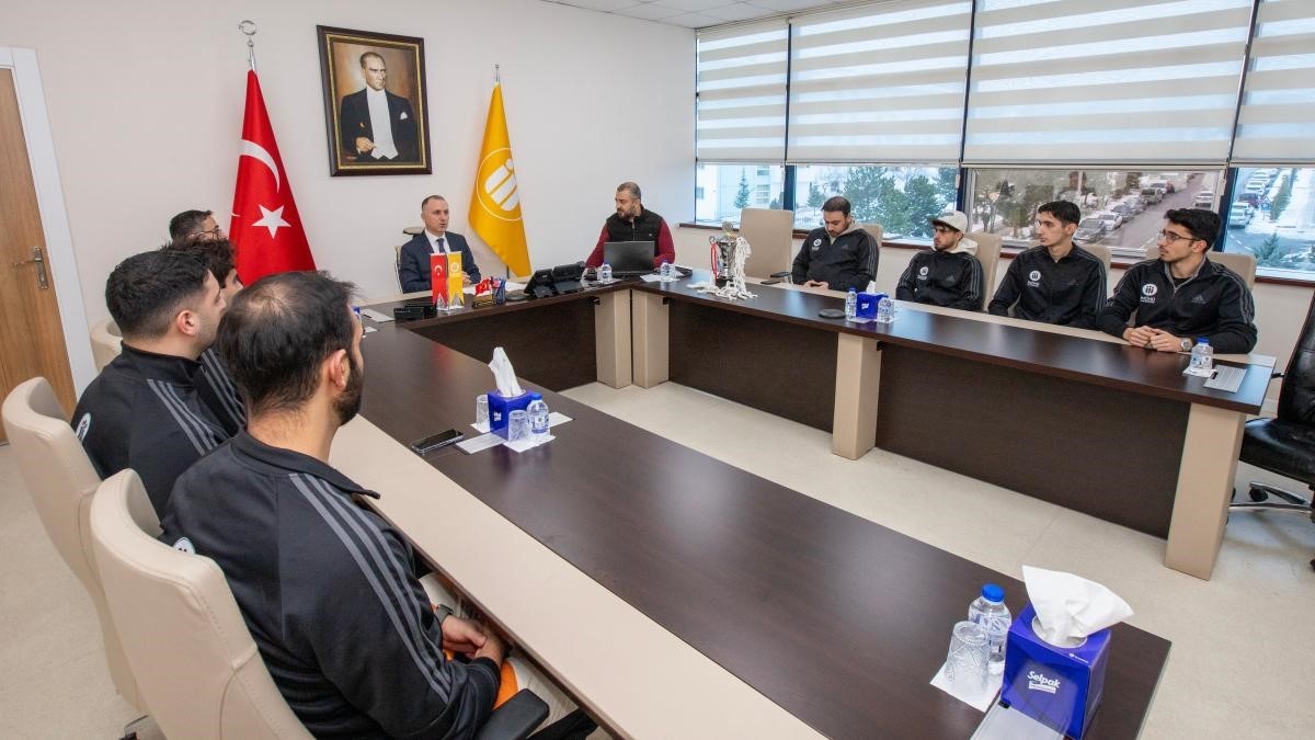 İnönü Üniversitesi Basketbol takımı şampiyon oldu
