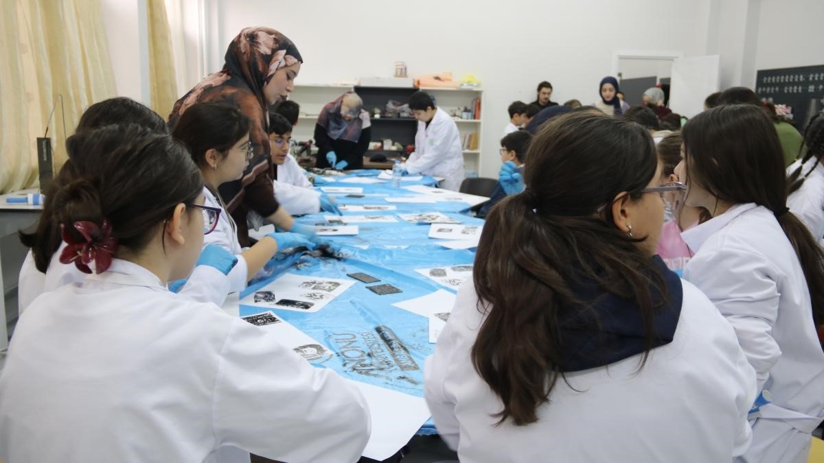 İnönü Üniversitesi’nde çocuklar, özgün baskı resim atölyesi etkinliğinde hünerlerini sergiledi
