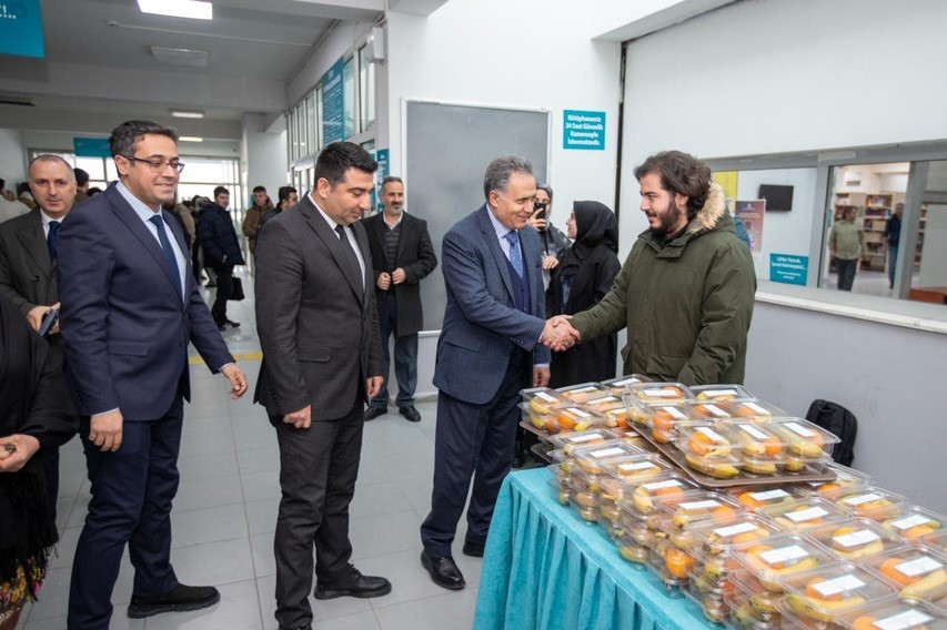 İnönü Üniversitesi’nde final haftasında öğrencilere meyve ikramı
