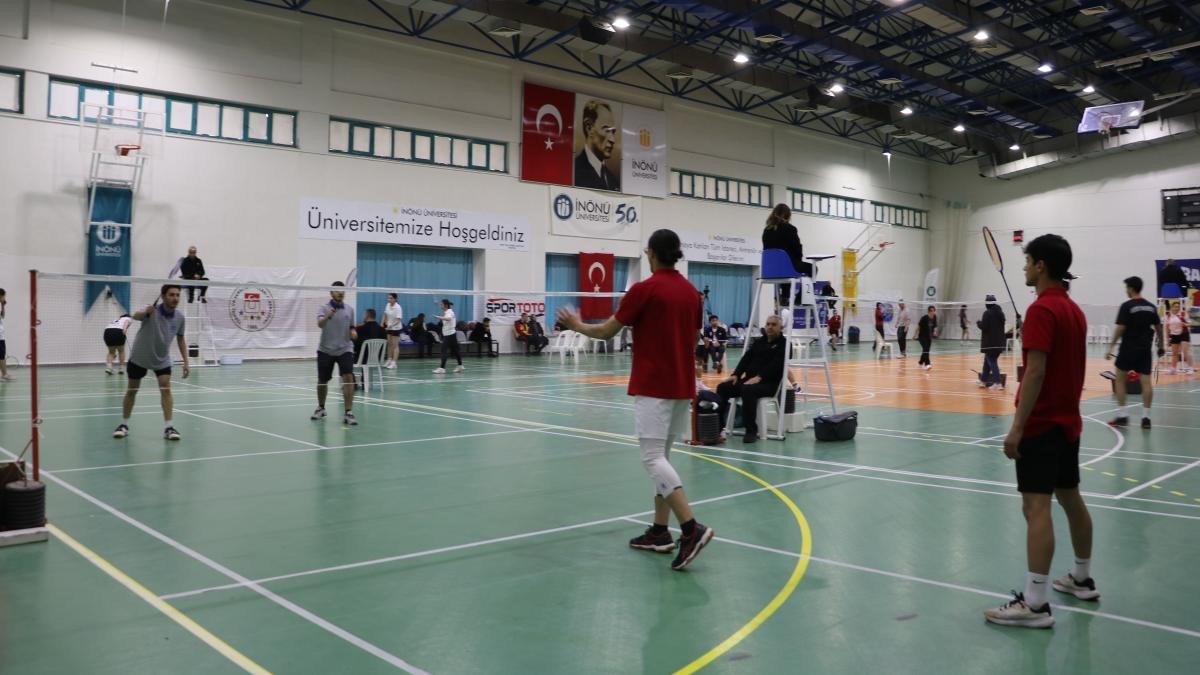 İnönü Üniversitesinin ev sahipliğinde badminton müsabakaları başladı
