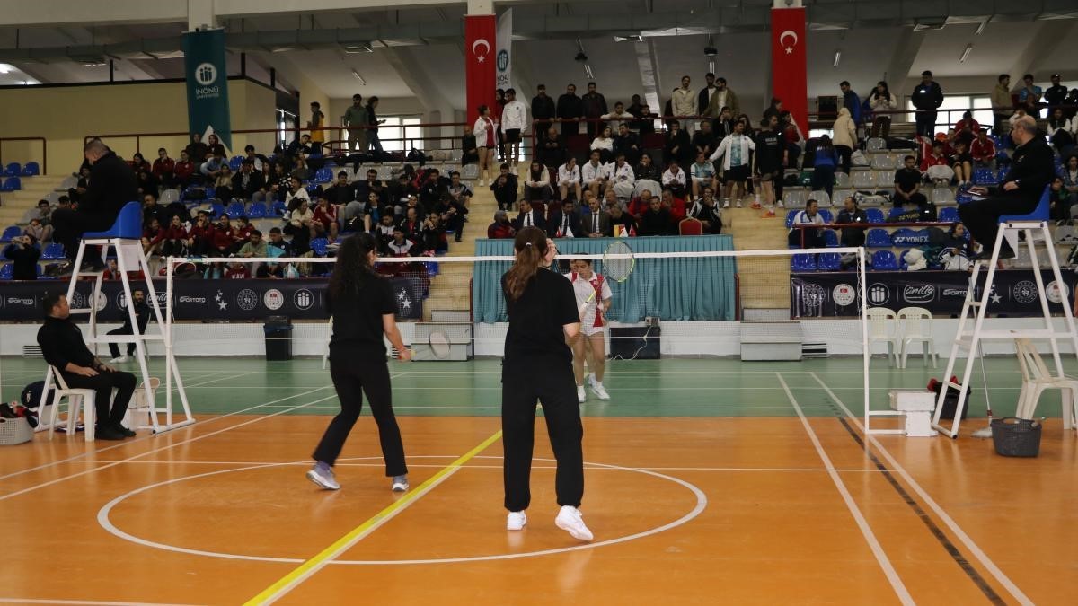 İnönü Üniversitesinin ev sahipliğinde badminton müsabakaları başladı
