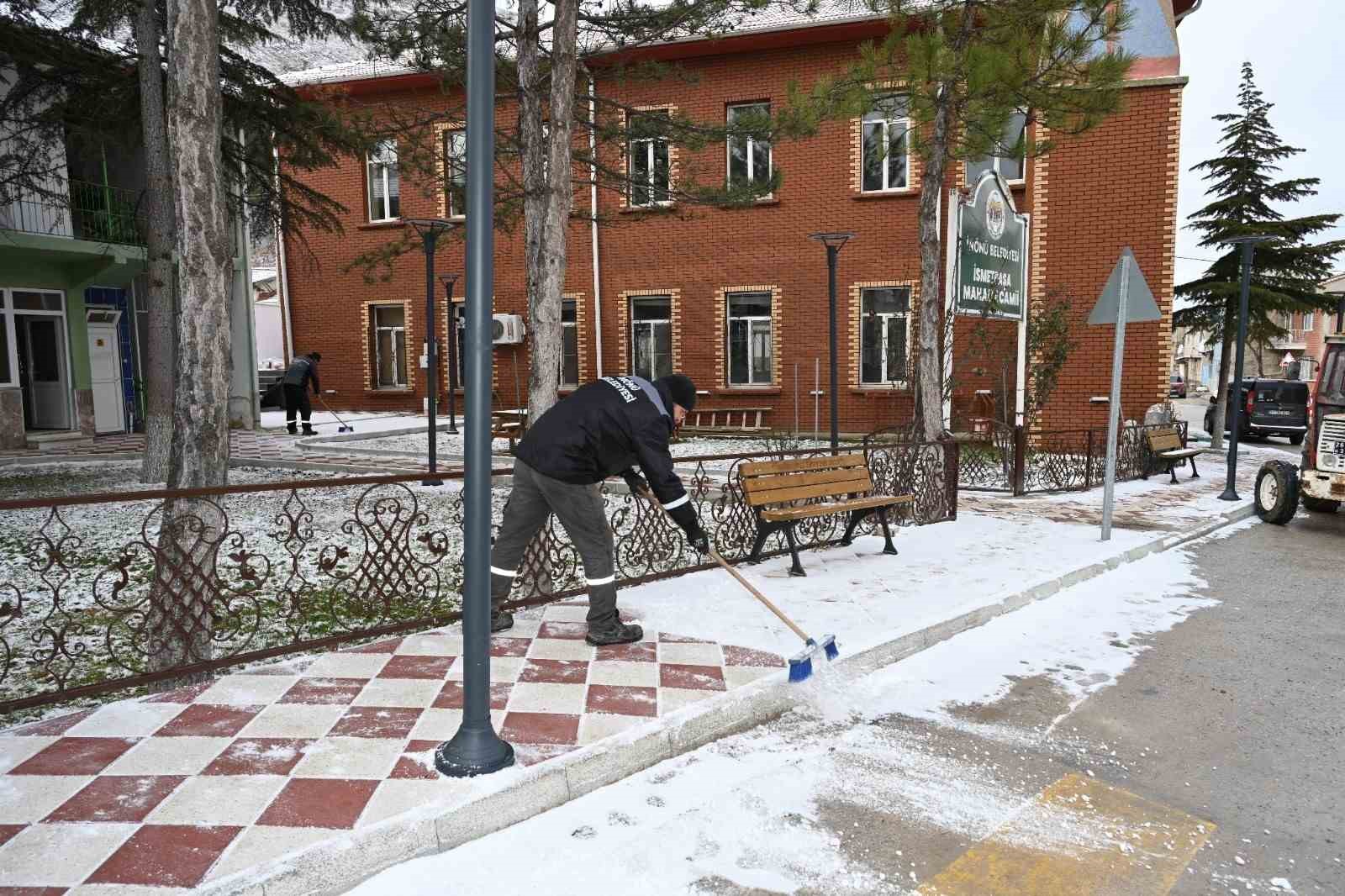 İnönü’de cami ve kaldırımlarda kış tedbirleri
