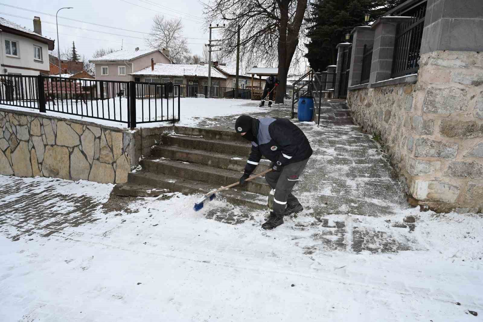İnönü’de cami ve kaldırımlarda kış tedbirleri
