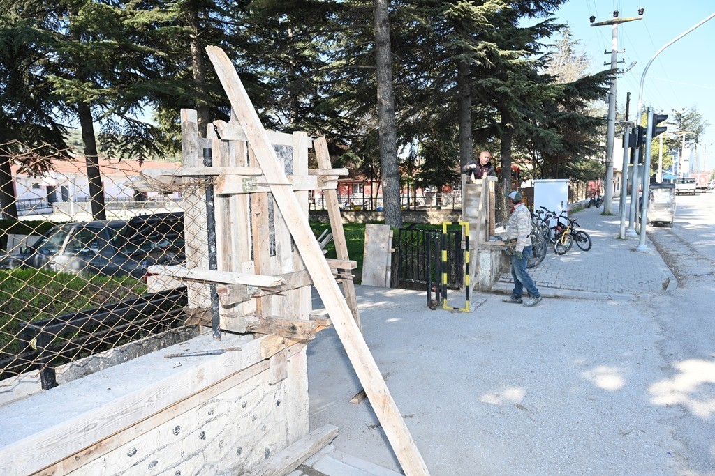 İnönü’de inşaat ve çevre düzenleme çalışmaları
