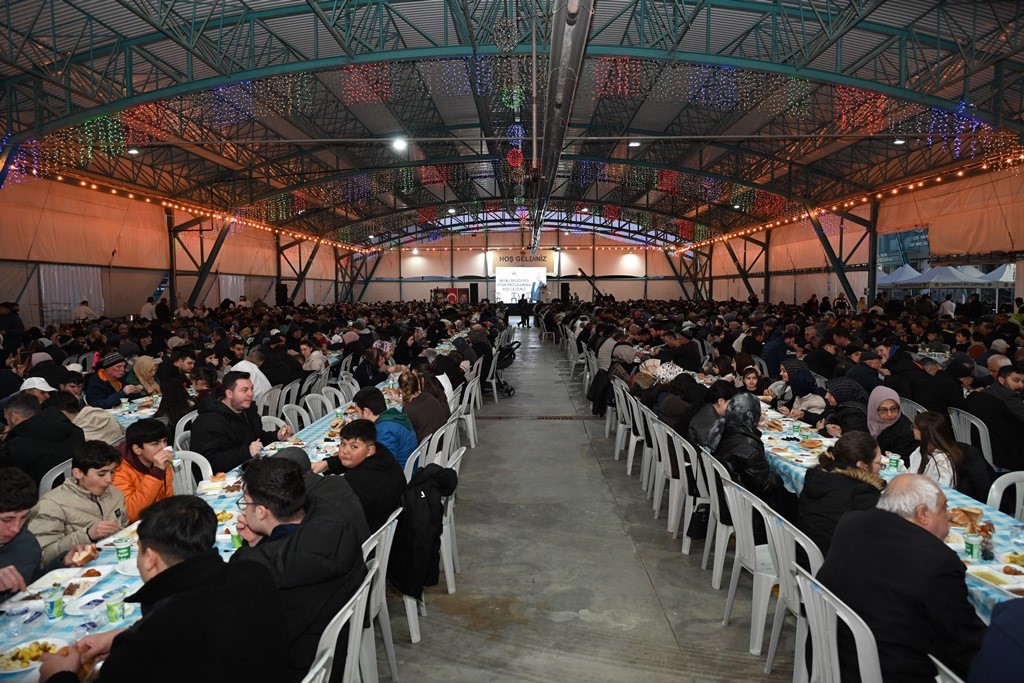 İnönü’de Kadir Gecesi’nde binlerce kişi iftar sofrasında buluştu
