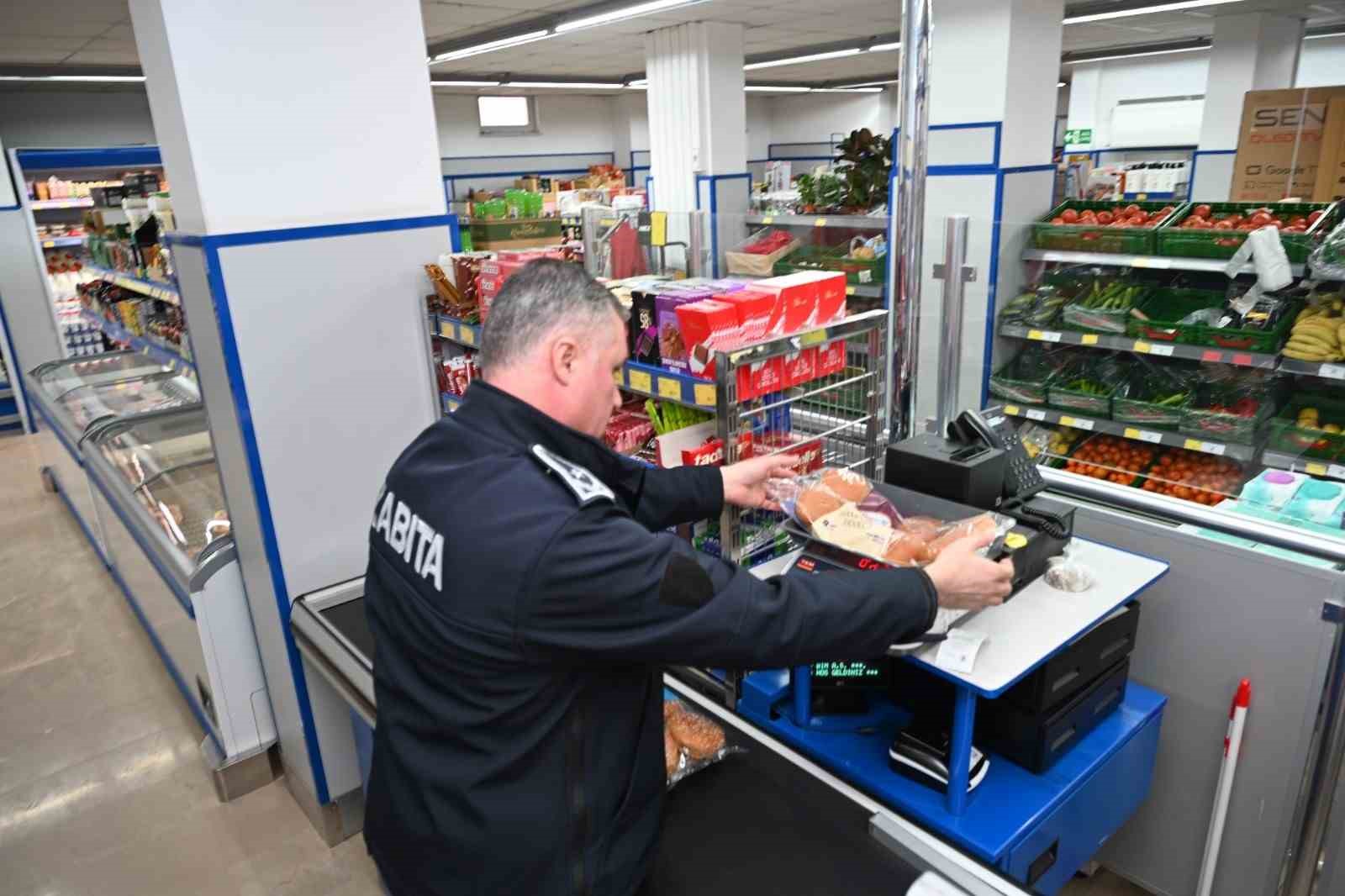İnönü’de kurallara uymayan zincir marketlere mühür vuruldu
