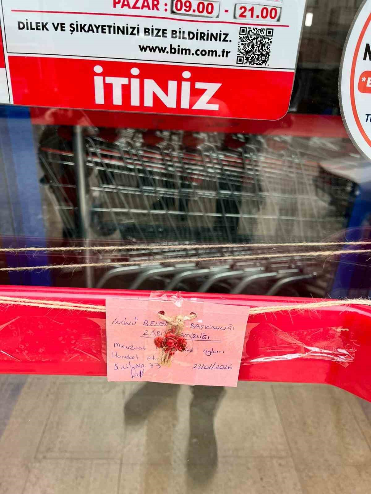İnönü’de kurallara uymayan zincir marketlere mühür vuruldu
