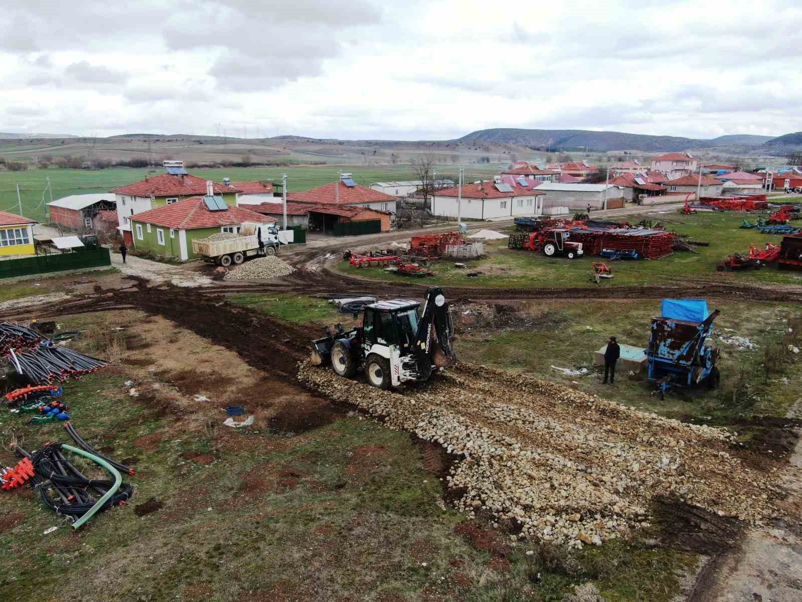İnönü’de mahalle içi yollar yenileniyor
