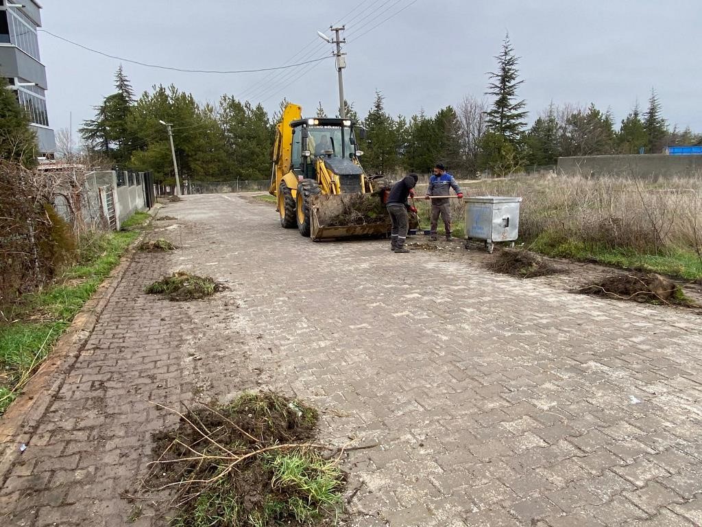 İnönü’de yol tamiri ve temizlik çalışmaları sokak sokak devam ediyor
