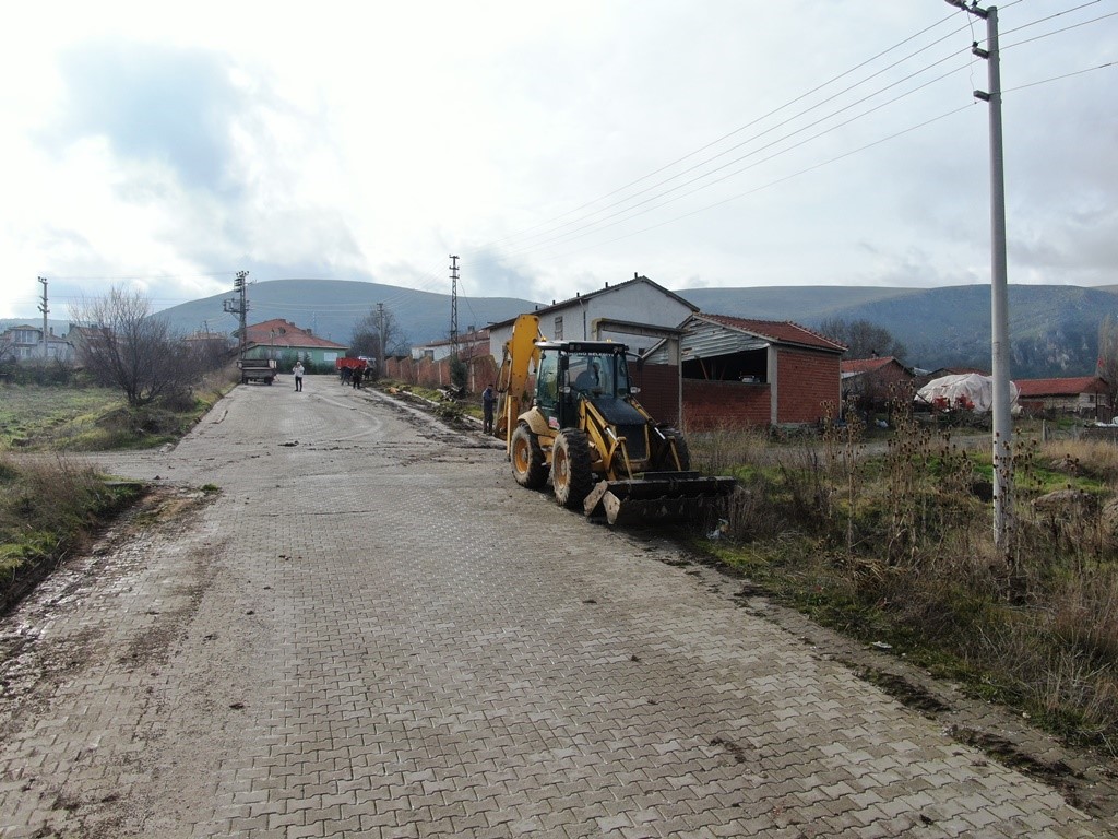 İnönü’de yol tamiri ve temizlik çalışmaları sokak sokak devam ediyor
