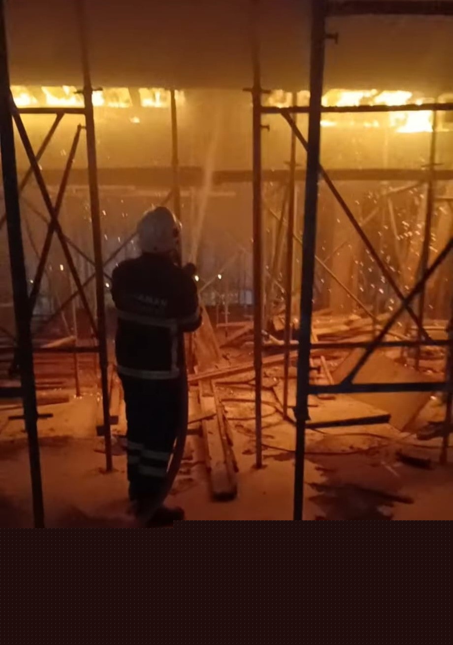 İnşaat halindeki binanın çatısında korkutan yangın
