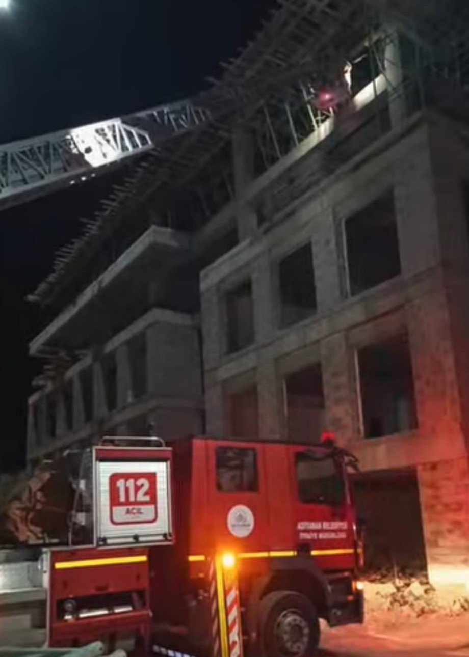 İnşaat halindeki binanın çatısında korkutan yangın
