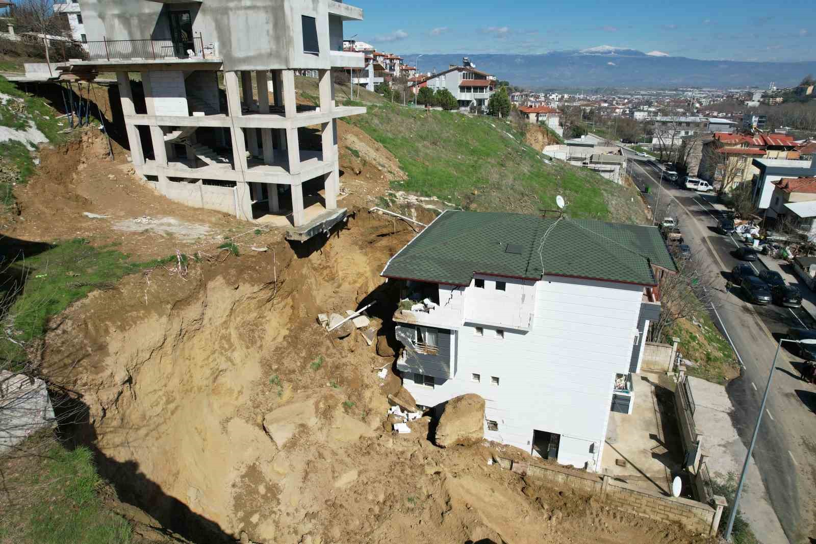 İnşaat kazısında kopan dev kaya parçası yanındaki binada hasara yol açtı
İnşaat kazısında kopan dev kaya parçası yanındaki binada hasara yol açtı