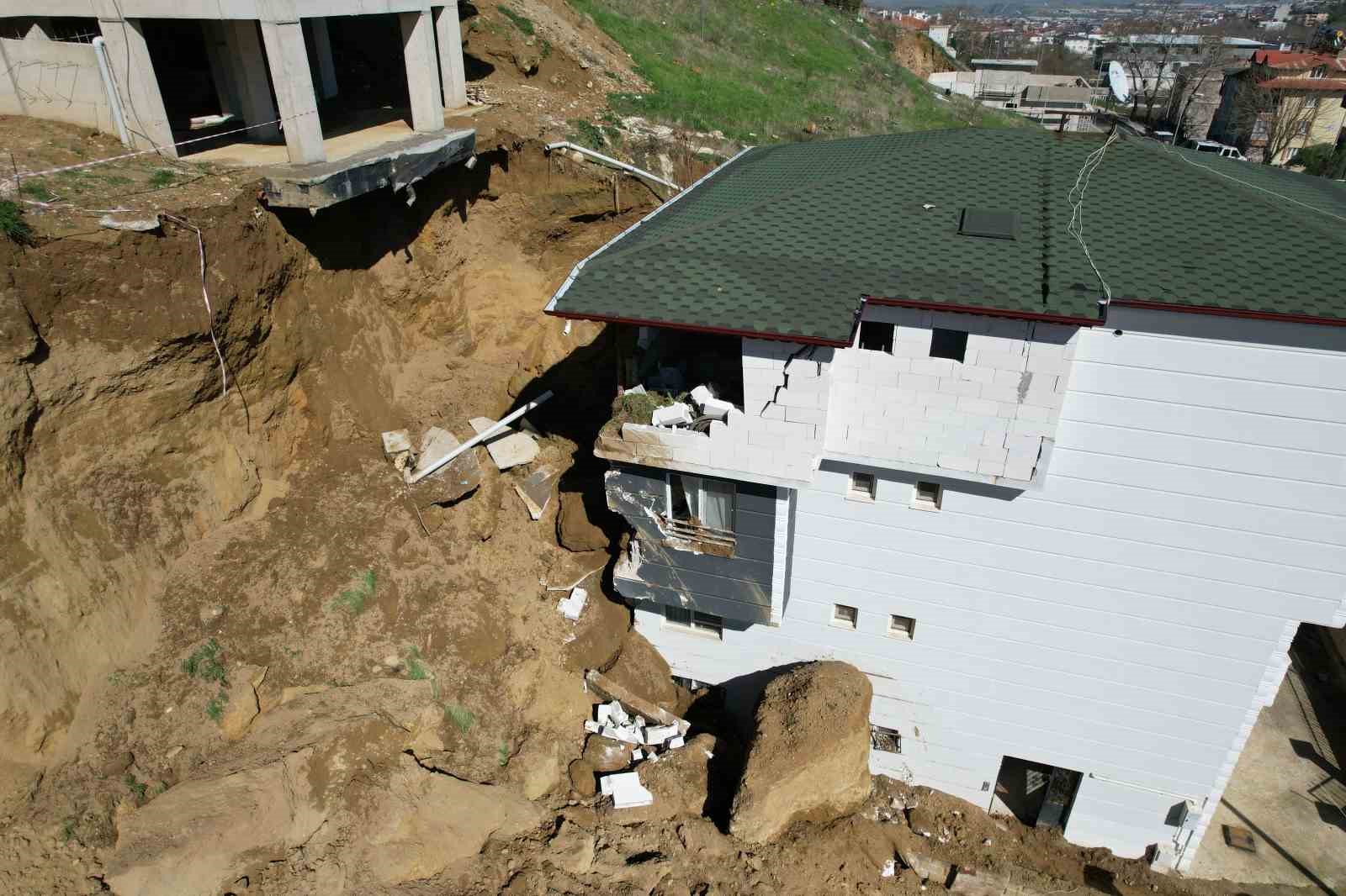 İnşaat kazısında kopan dev kaya parçası yanındaki binada hasara yol açtı
İnşaat kazısında kopan dev kaya parçası yanındaki binada hasara yol açtı
