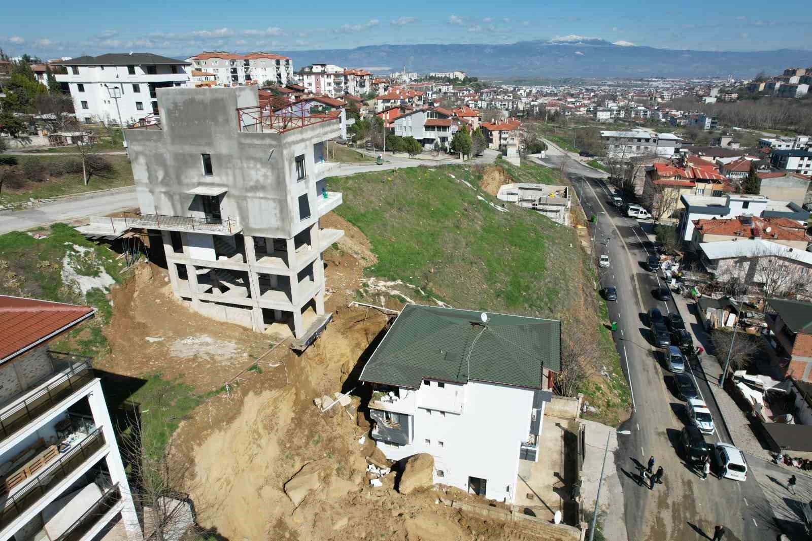 İnşaat kazısında kopan dev kaya parçası yanındaki binada hasara yol açtı
İnşaat kazısında kopan dev kaya parçası yanındaki binada hasara yol açtı