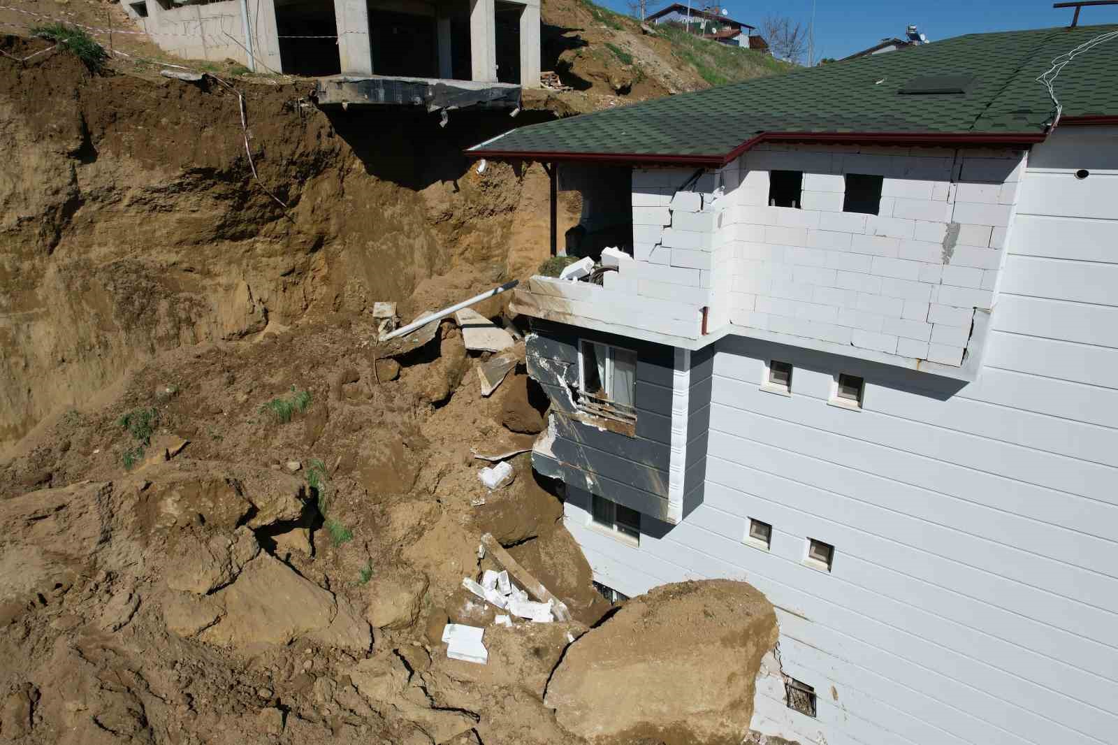 İnşaat kazısında kopan dev kaya parçası yanındaki binada hasara yol açtı
İnşaat kazısında kopan dev kaya parçası yanındaki binada hasara yol açtı