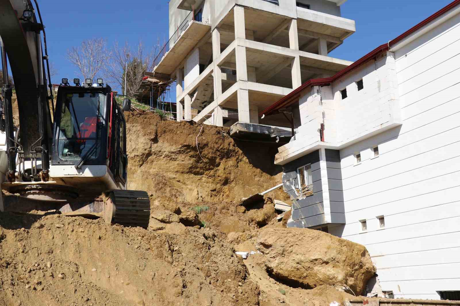 İnşaat kazısında kopan dev kaya parçası yanındaki binada hasara yol açtı
İnşaat kazısında kopan dev kaya parçası yanındaki binada hasara yol açtı