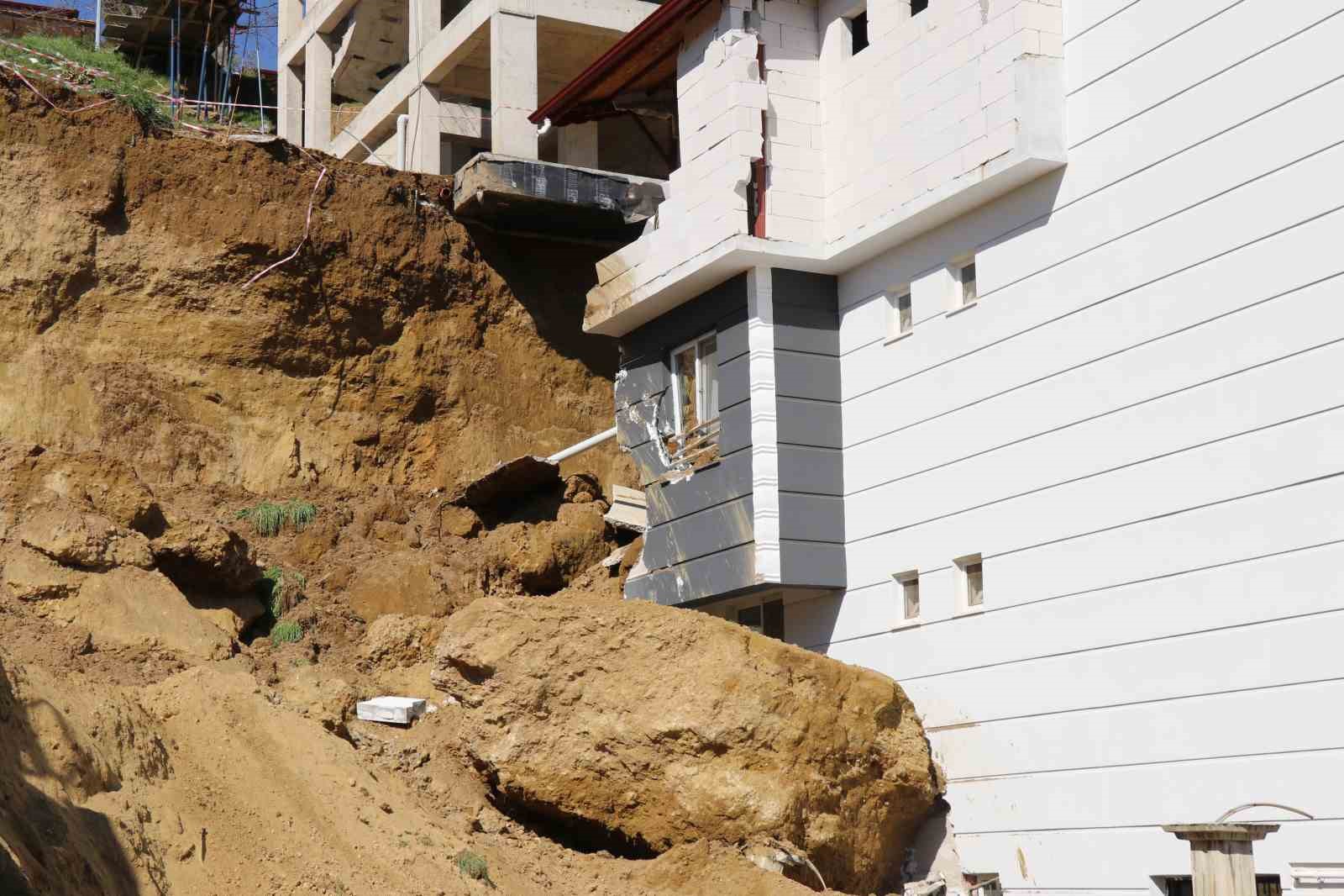 İnşaat kazısında kopan dev kaya parçası yanındaki binada hasara yol açtı
İnşaat kazısında kopan dev kaya parçası yanındaki binada hasara yol açtı