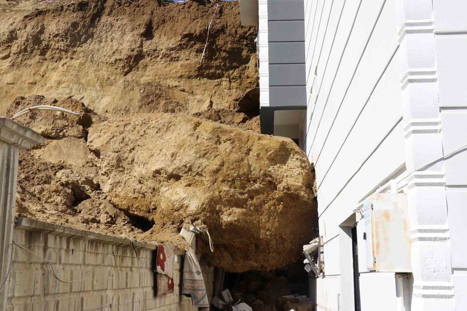 İnşaat kazısında kopan dev kaya parçası yanındaki binada hasara yol açtı
İnşaat kazısında kopan dev kaya parçası yanındaki binada hasara yol açtı