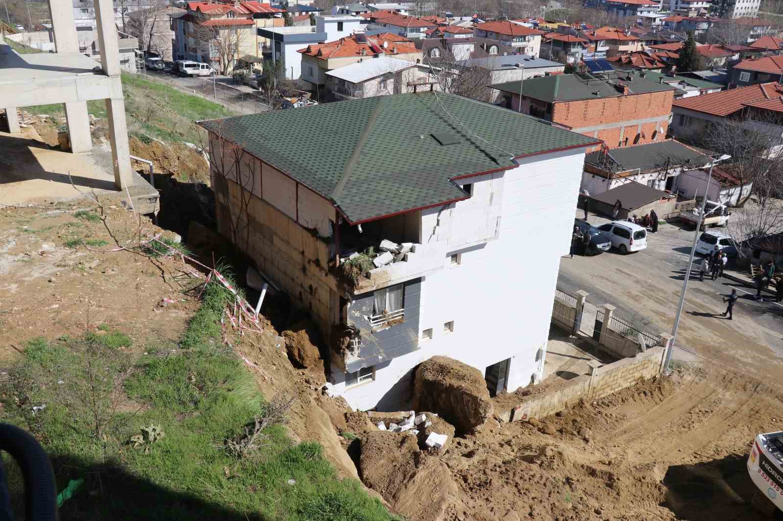 İnşaat kazısında kopan dev kaya parçası yanındaki binada hasara yol açtı
İnşaat kazısında kopan dev kaya parçası yanındaki binada hasara yol açtı