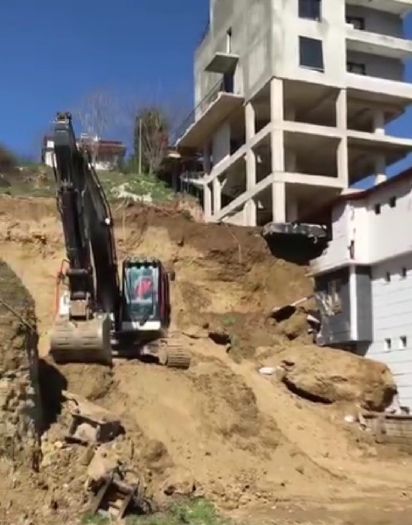 İnşaat kazısından kopan kaya bitişik binanın üzerine düştü
