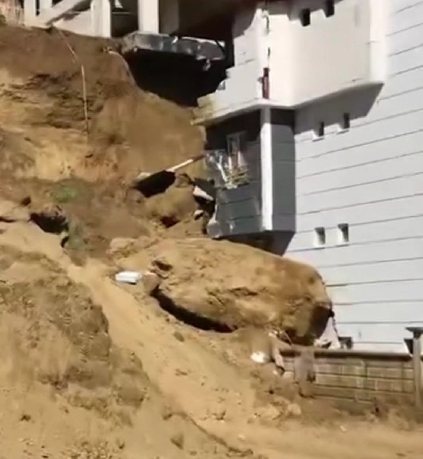 İnşaat kazısından kopan kaya bitişik binanın üzerine düştü
