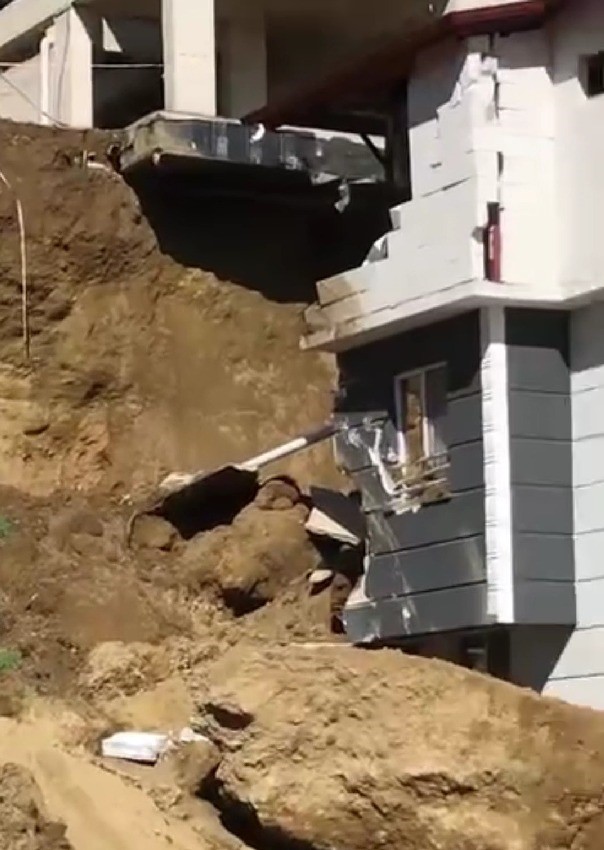 İnşaat kazısından kopan kaya bitişik binanın üzerine düştü
