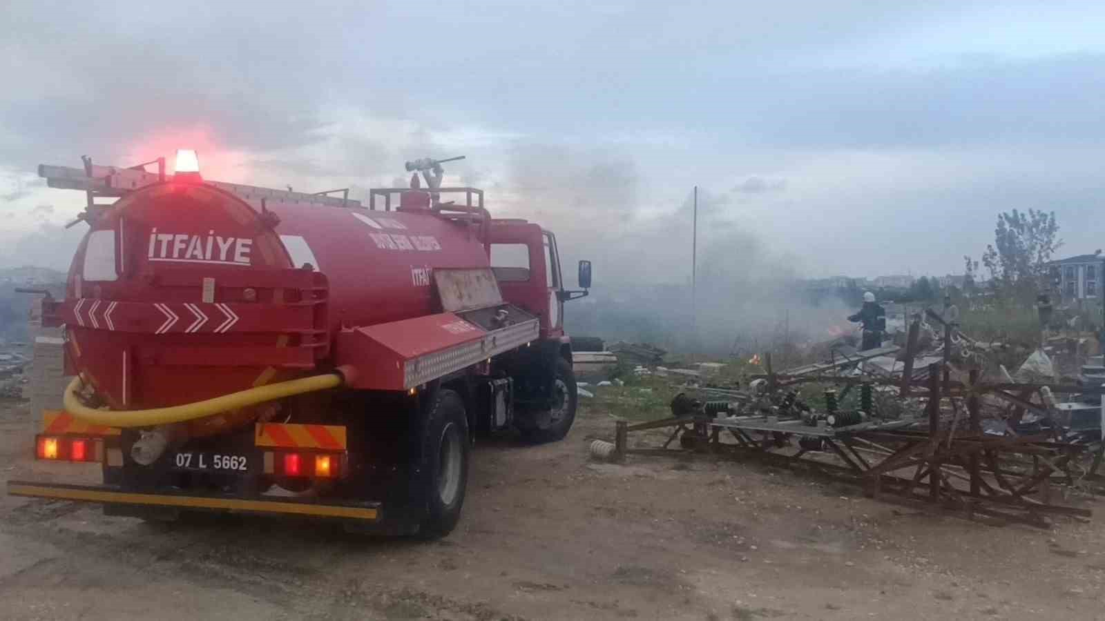 İnşaat şantiyesinde konteyner yangını
